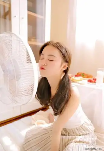 性感美女时尚写真双马尾萌妹子吊带香肩笑容甜美清纯可爱