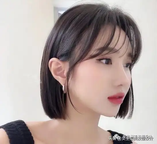 什么发型适合小脸女生,小脸女生适合什么样的发型(小脸弯弯短发美)