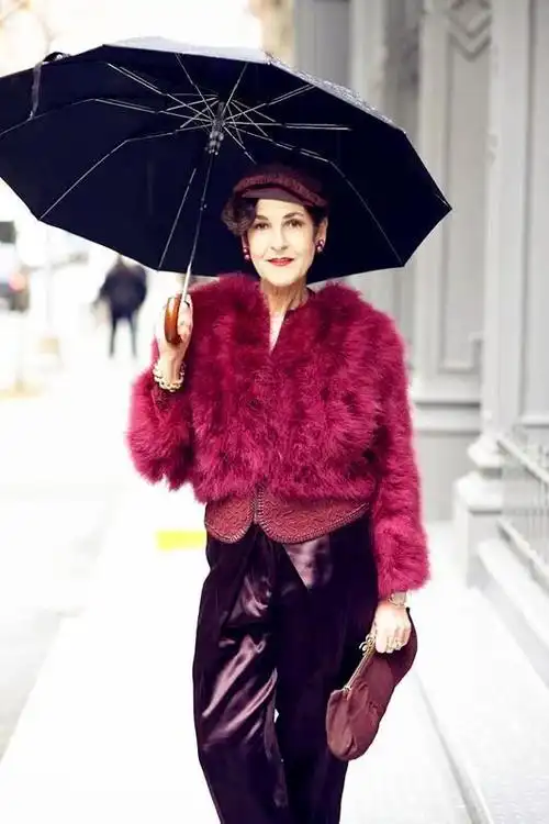 奶奶就非常喜欢穿花哨的衣服,一起来看看她是如何将这种气质拿捏得