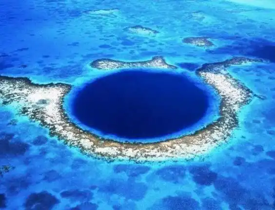 世界十大末日天坑,世界上最大的天坑重庆小寨天坑(直径622米深666米)