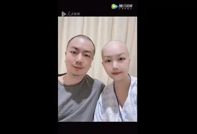 幸福的光头夫妻广东男子帮患癌妻子剃头一转身他自己也剃了