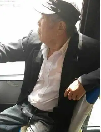 女孩公交上玩手机为让座遭老人扇耳光 为老不尊