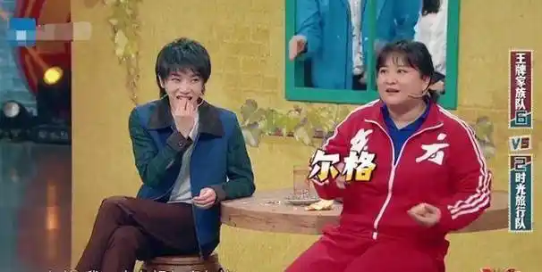 原创原创王牌5谢广坤表演对眼关晓彤华晨宇镜头后的互动有点甜