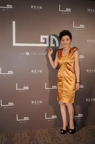 杨澜不愧是名主持,穿黄金裙明艳大气,同框刘嘉玲气质更显高级