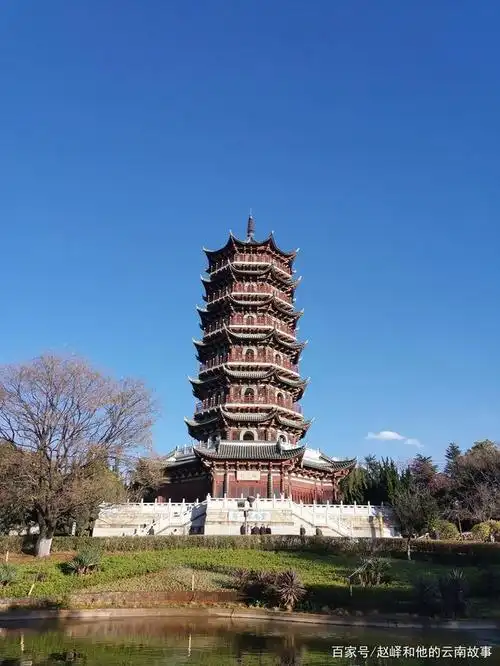 昆明昙华寺公园内,云南第一塔傲立苍穹,蔚为壮观