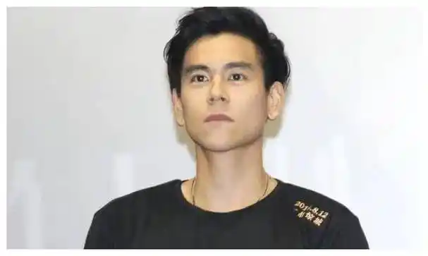 回顾彭于晏的少年时期,他曾是一个体重达到200斤的大胖子,但后来克服