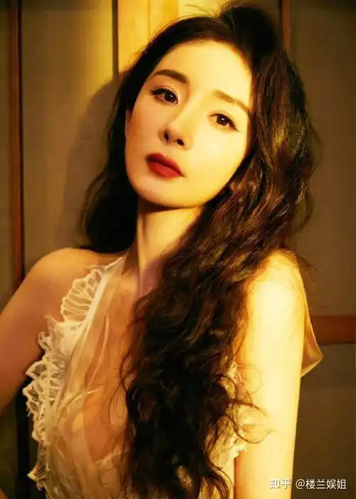 看看杨幂这些年,在嘉行创下的业绩和成绩单,可谓是立下了汗马功劳!