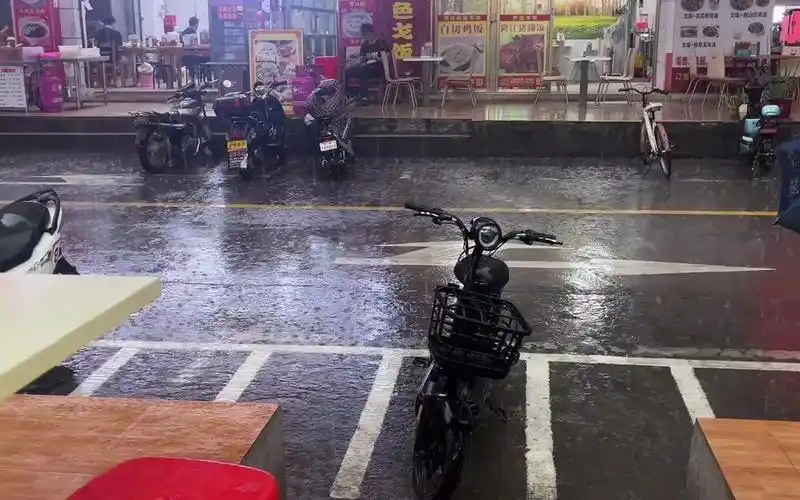 早上11点下雨,天黑的像晚上.#下雨天 #听雨的声音 #暴雨72