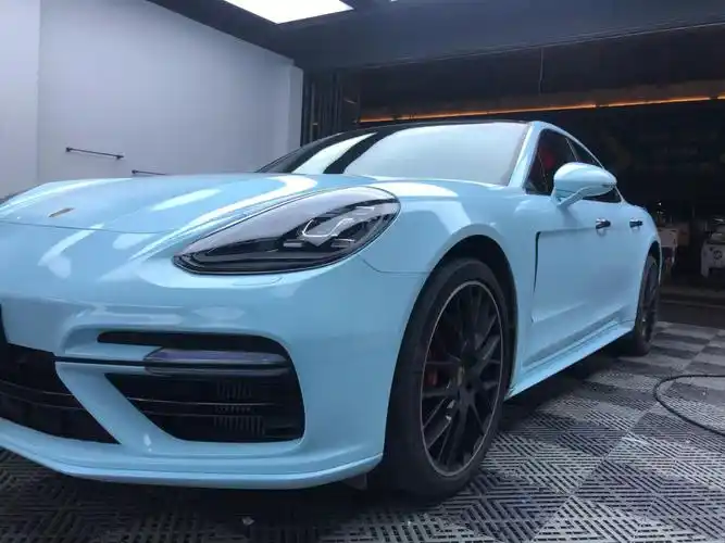 新款的帕拉梅拉原车漆是白色的,现在在车主要给它改个水晶冰川蓝.