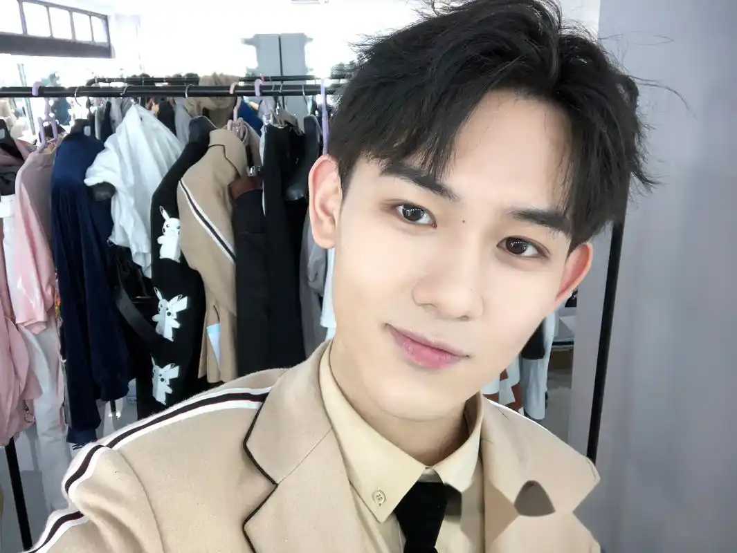 怀揣赤子之心, 永远乘风破浪, 我是《创造营2019》学员蒋熠铭.