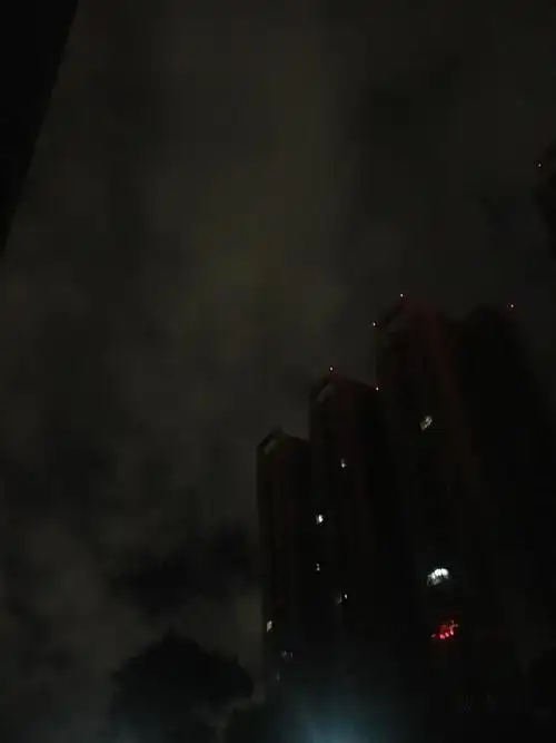 凌晨三点的小区,天空干净的让我想起在拉萨时的月亮和经幡.