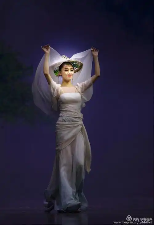 传丝公主西域来,妖娆舞姿戏缠绵,欲将美妙他乡留,方寸之间见纤豪.