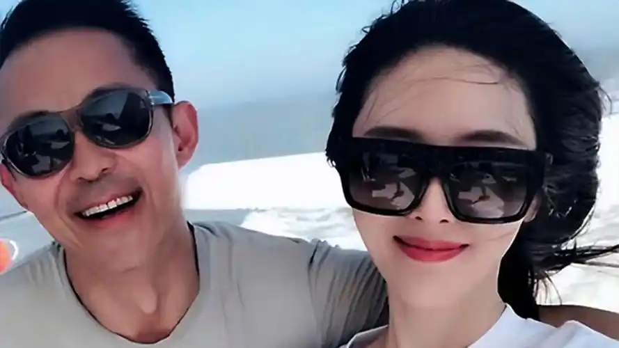 侯勇携三婚老婆在超市吃快餐,女方素颜白皙紧致,背17万包显阔气