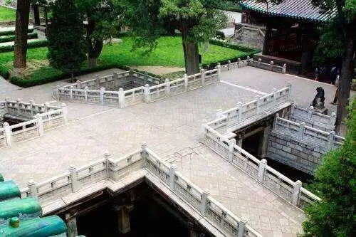 山西太原市晋祠内的十字桥,桥梁为十字型.