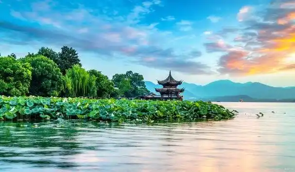 杭州西湖以其秀丽的湖光山色和众多的名胜古迹而成为闻名中外,她被世