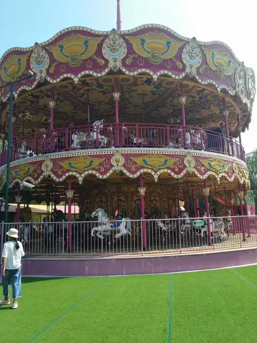 双层的旋转木马.