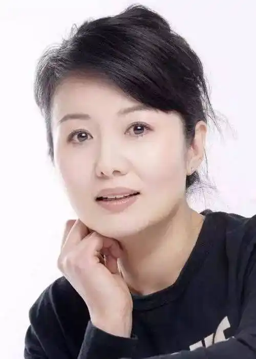 杜志国现在的妻子也是名演员,名叫 郑卫莉.