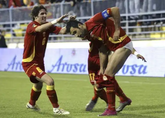 [欧预赛]黑山球员脱裤狂野庆祝 大家帮我脱裤子_国际足球-欧陆烽火