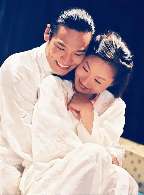 江祖平在剧中的名字非常好听——"梁吟",第二世是芙蓉,今生的名字记不