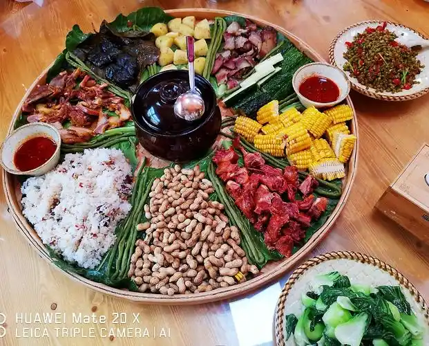老洞露营基地的簸箕宴,透着浓浓的苗家饮食文化,五谷杂粮体现的是苗族