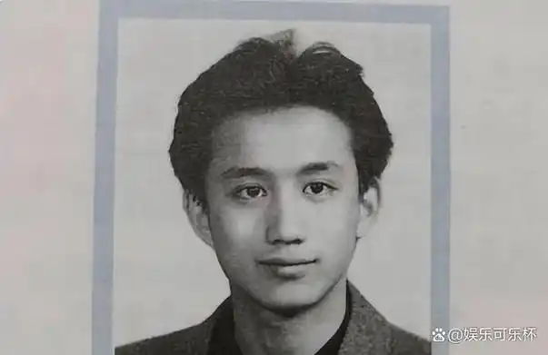 他那时候的眼睛深邃异常,剑眉星目,给人一种像是"民国阔少公子哥"的