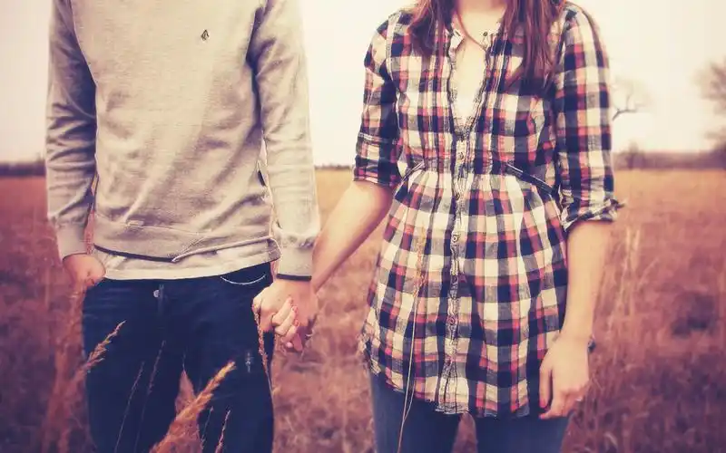 浪漫情侣牵手桌面壁纸