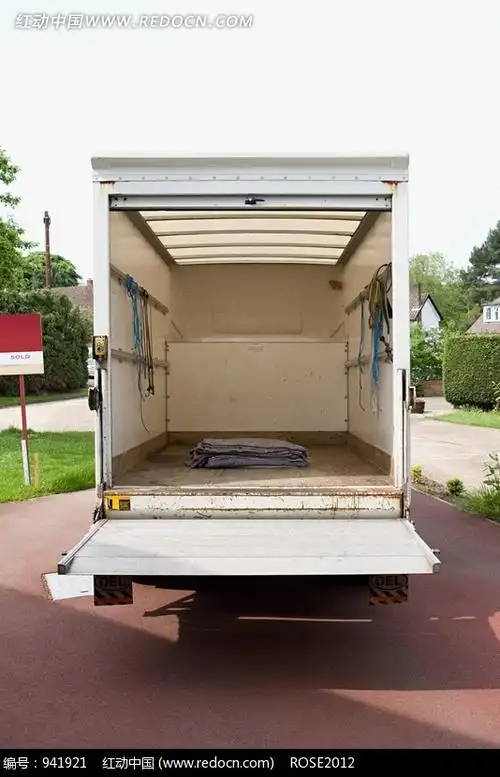 敞开后门的小型箱式货车