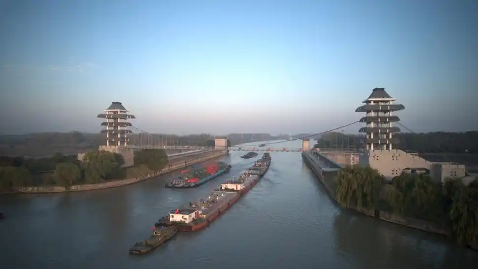 船只行驶在京杭大运河上(无人机照片,2023年10月29日).