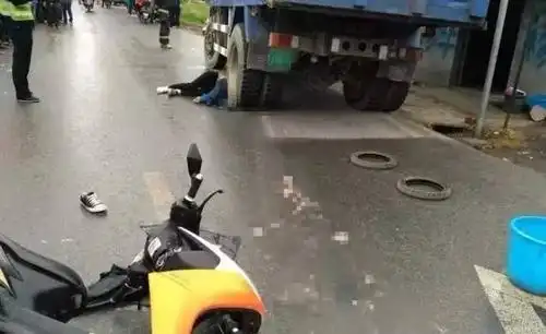 惨不忍睹,大货车撞倒骑电瓶者,压碎脑袋!