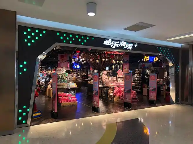 门头灯光设计的科技感,新潮感让人眼前一亮,和旁边店铺形成对比,赚足