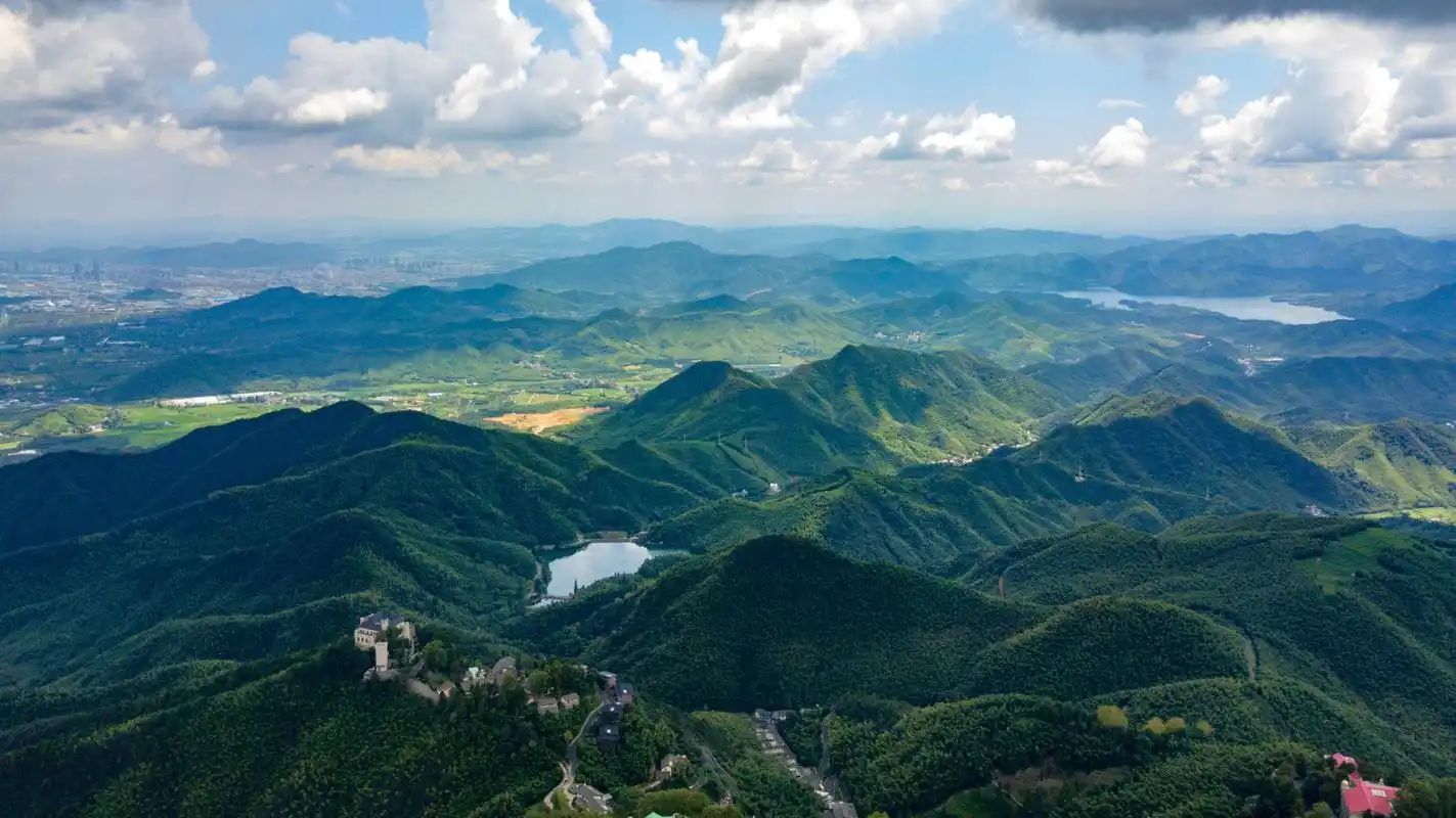莫干山位于浙江湖州德清县,以竹海,云海,泉水"三胜"和清静绿凉"四优"