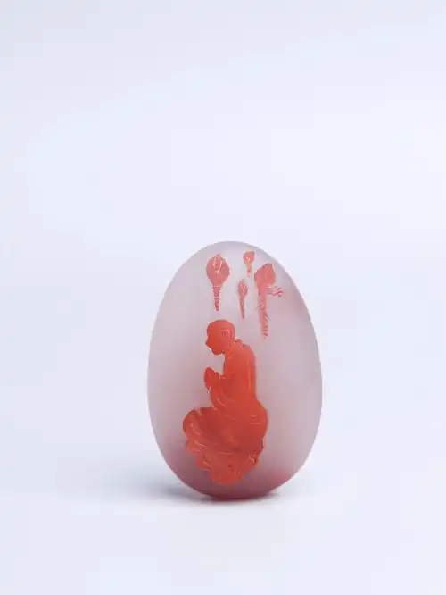 2g,规格:42*29*15mm冰飘料雕刻,底色干净,沙弥双手合十,参禅悟道,一心