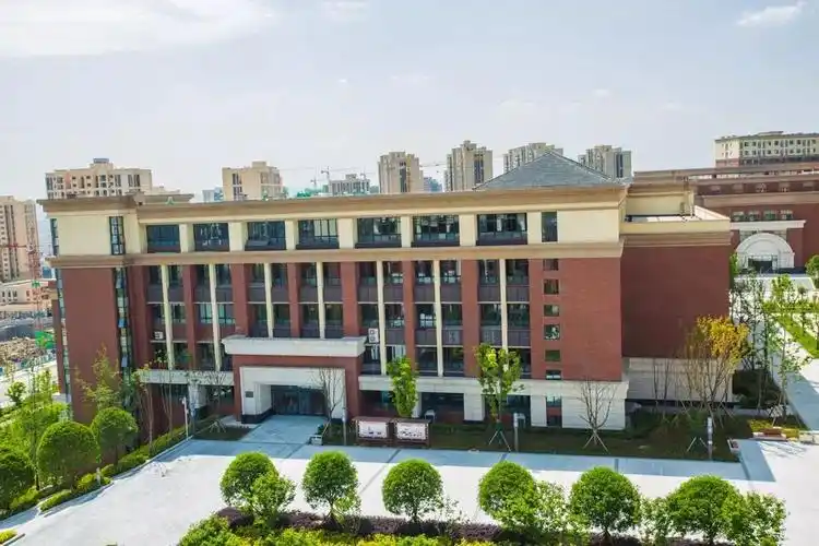 重庆八中宏帆初级中学校(名校一点通)