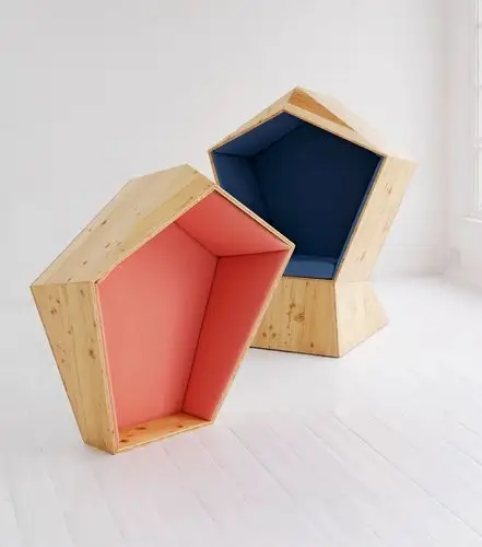 狭小的五边形木质私人空间-一个人可以坐在里面看书,也可以挂在墙壁上