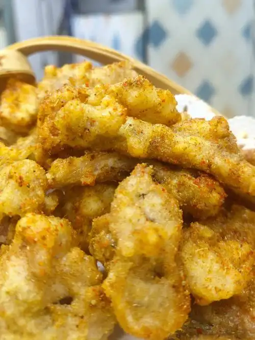 油炸椒盐牛蛙1,去市场找牛蛙2,解冻,洗干净,切开3,加入腌制料1000克