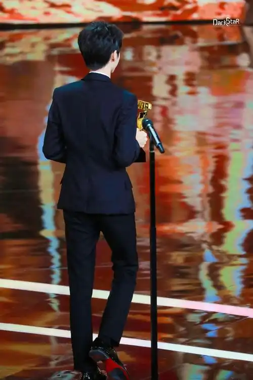 tfboys分享210207王俊凯帅气背影图片大合集令人心动的完美凯boss