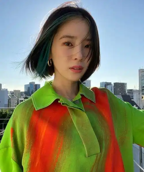 除了挂耳染,刘海染也是一种新时尚.