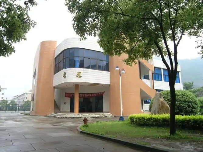 p>乐清市第二中学前身是创办于1957年8月的乐成民办初级中学,简称乐