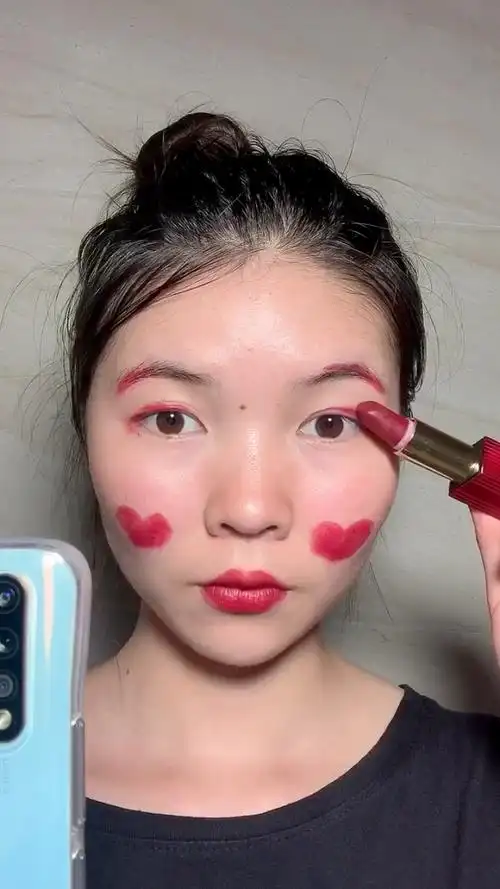 一支口红画全脸妆太方便了