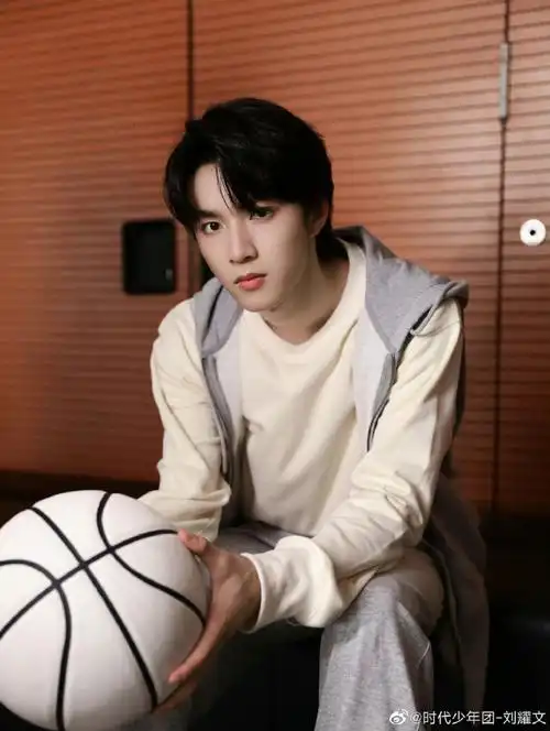 刘耀文篮球随拍照