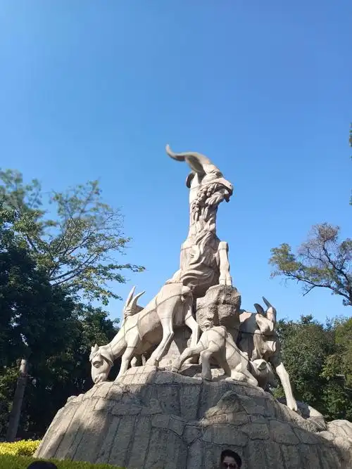 座落在广州越秀公园内五羊雕像,这是广州市的地标物之一.