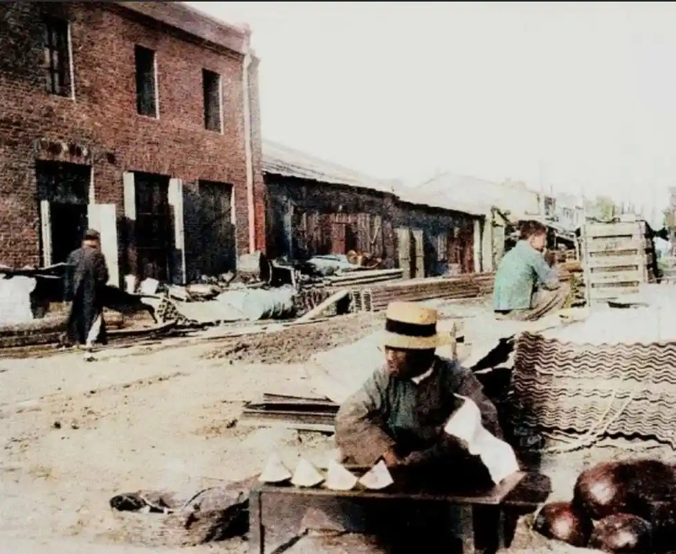 1931年夏,哈尔滨街头的集市上,一个卖西瓜的小贩.