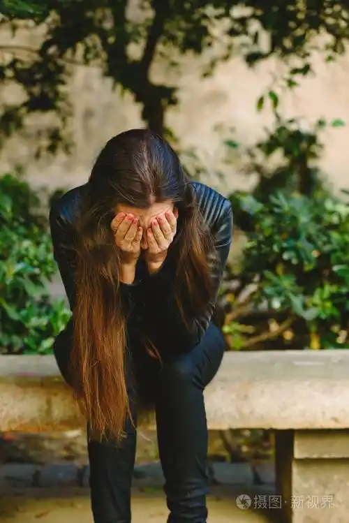 沮丧的青少年哭着坐着双手抱着头感觉不好经历青春期危机