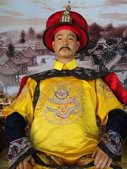 清朝皇帝蜡像长什么样同治帝像烟鬼溥仪登基大典上哭声逼真