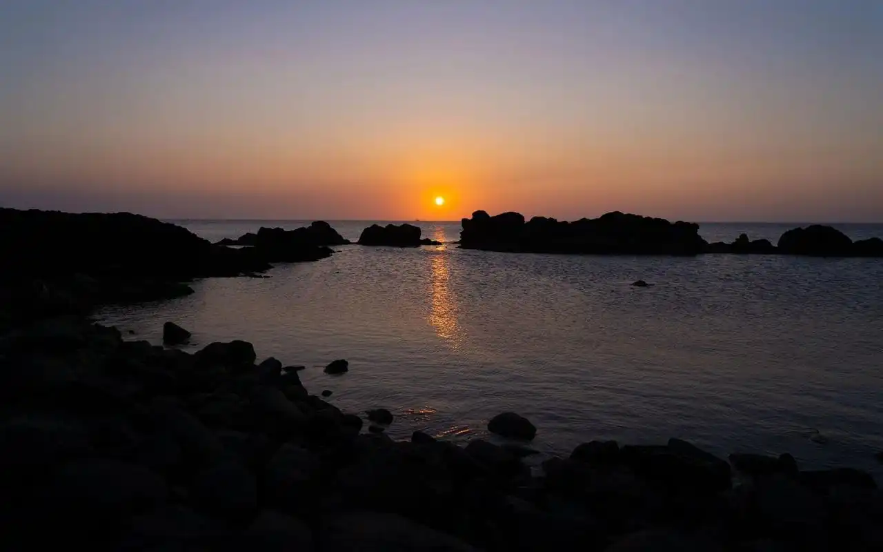 落日归山海,山海藏深意 爱意随风起,风止意难平.