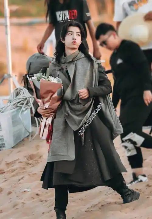 肖战最新童年照爆出,粉丝:有如今的影子!_照片_小伙伴_毛衣