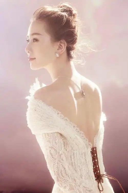 有哪些好看的女性的背部