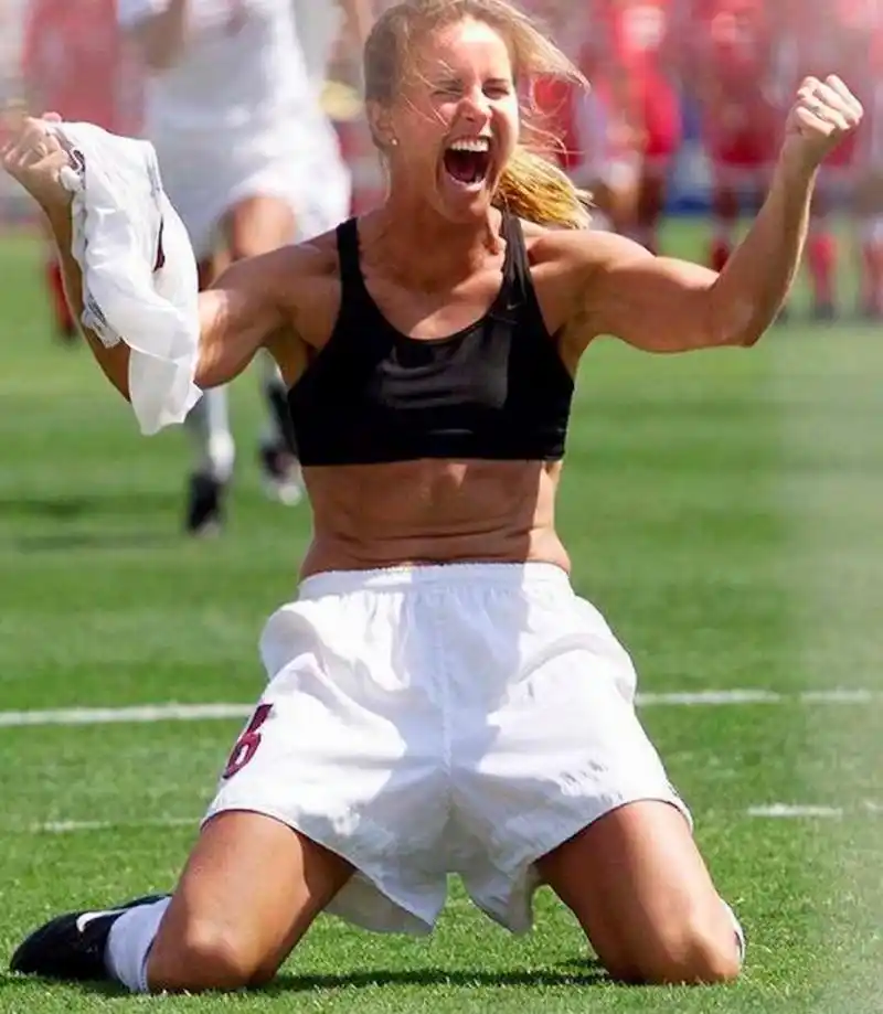 7月15日,22 岁的女拳击手达妮埃拉·赫姆斯利在都柏林举行的拳击比赛