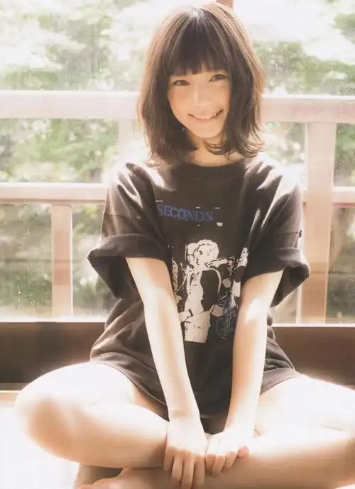 女生坐姿之"盘腿坐",简单好用的坐姿你得学学,简单又可爱