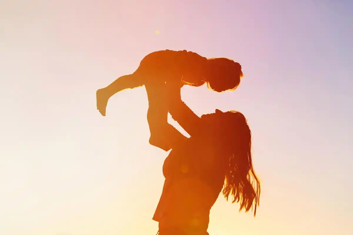 母亲和小女儿黄昏下的天空合影母亲节